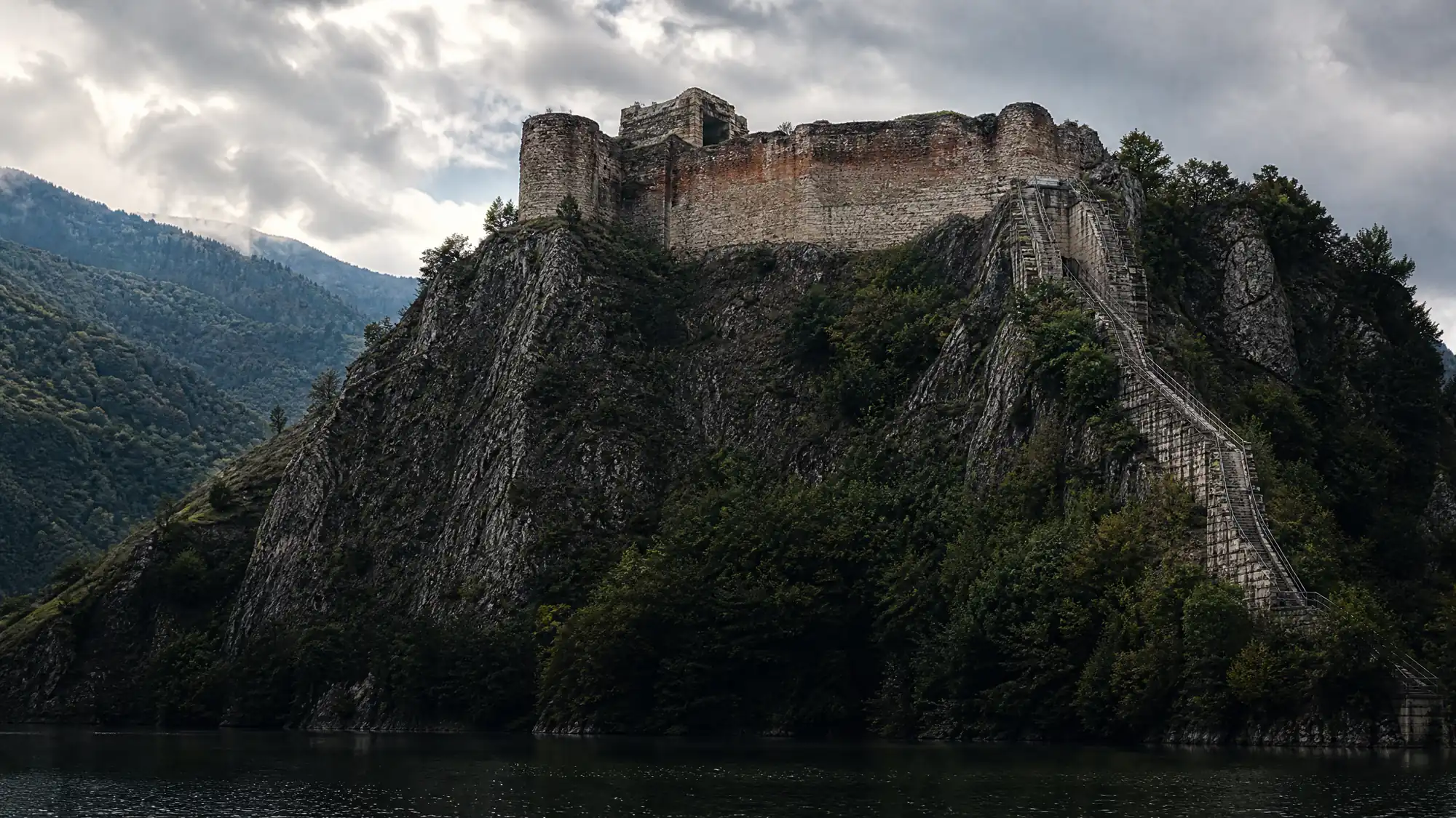 Erklimmen Sie genau 1.480 Betonstufen, um die authentische Bergfestung von Vlad dem Pfähler zu erreichen. Die Ruinen thronen 850 Meter hoch auf dem Berg Cetatea.