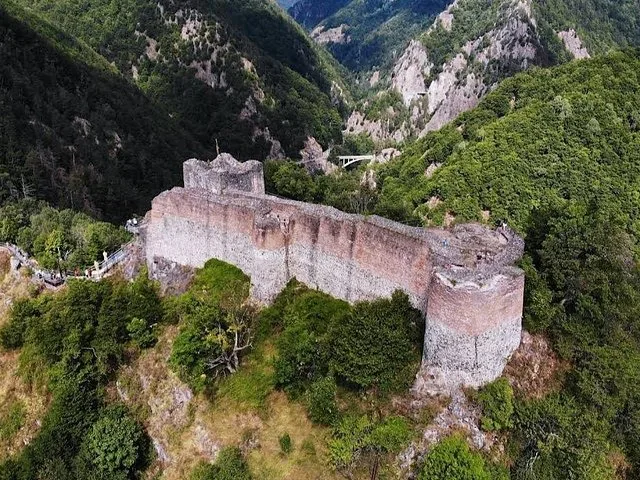 Luftperspektive auf die Ziegelmauern der Burg Poenari auf einem steilen Kamm.