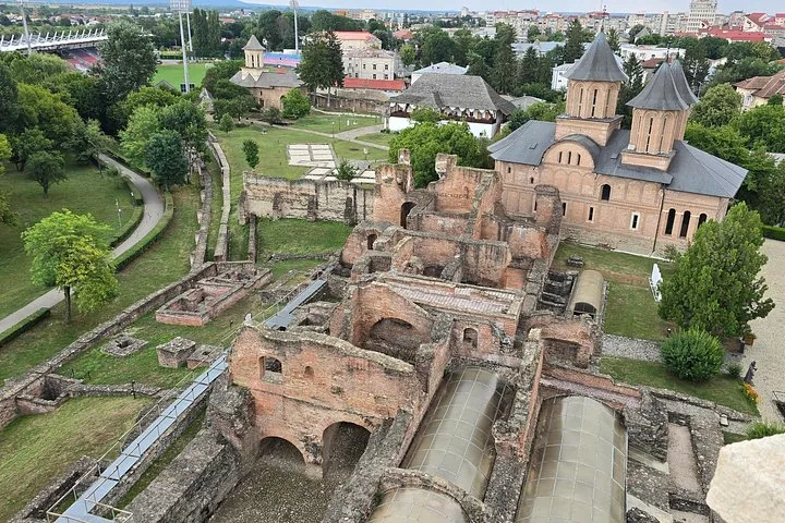 Ruinen des Fürstenhofs und der Fürstenkirche in Curtea de Argeș.