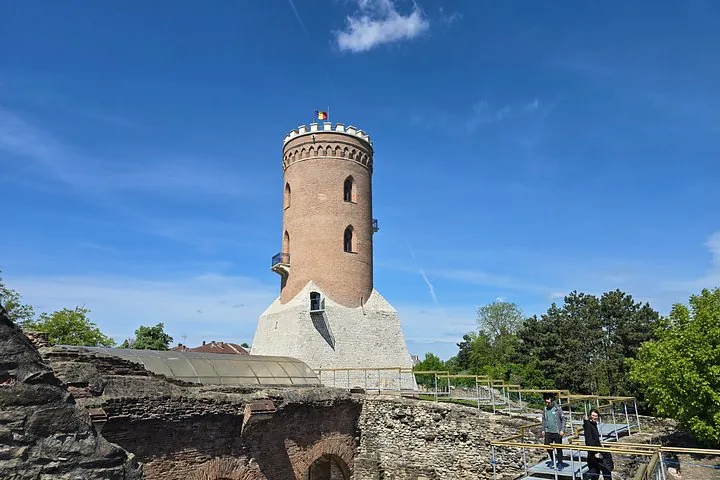 Der Chindia-Turm, der sich über die Ruinen des Fürstenhofs erhebt.